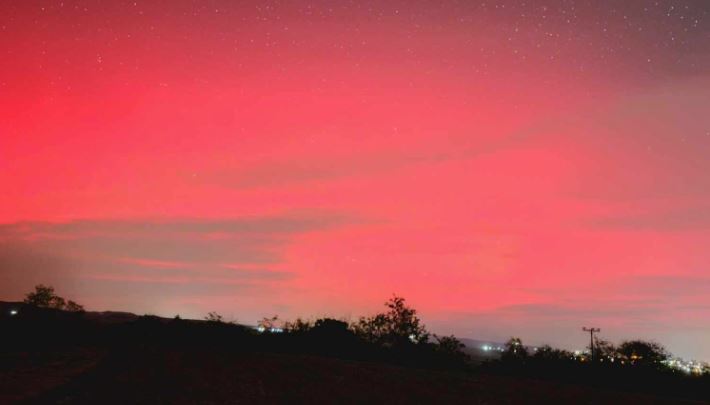 Ο ουρανός «βάφτηκε κόκκινος» από την ηλιακή καταιγίδα στο Όρος Πάικο