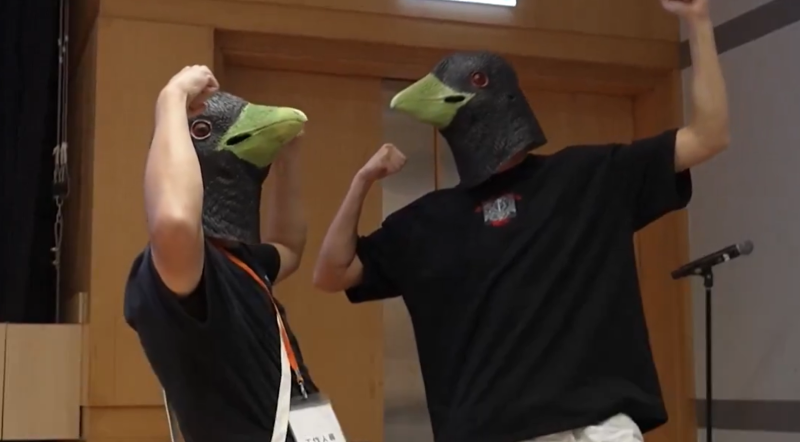 Οικολόγοι ντύθηκαν πουλιά και συμμετείχαν σε διαγωνισμό κελαηδίσματος για την προστασία της φτερωτής πανίδας